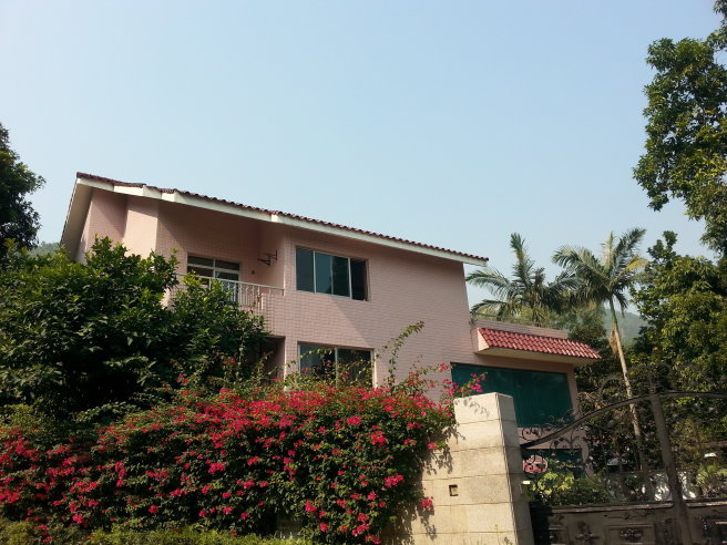 凯旋湾花园位于深圳市龙岗区南澳街道盘仔径,项目西侧为海滨路及大鹏湾海域,西北角隔海滨北路为南澳大酒店及配套海滩。总用地面积79999.29平/方米,分3期开发,共99套别墅,现已经全部建好。目前二期正在销售,二期34套独栋及双拼,建筑面积270390平米。总建筑面积为320 00平方/米。 凯旋湾花园主要为独栋别墅,面积大约300680平/方米,另外设计有部分的豪华双拼别墅(约270平/方米)和联排别墅(约240平/方米)。每户均将获150300的,户均花园500平/方米。