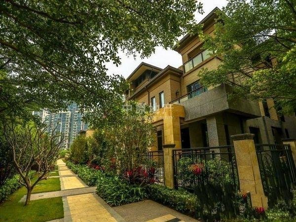 中央原著奢级别墅,端户大花园318平米2650万